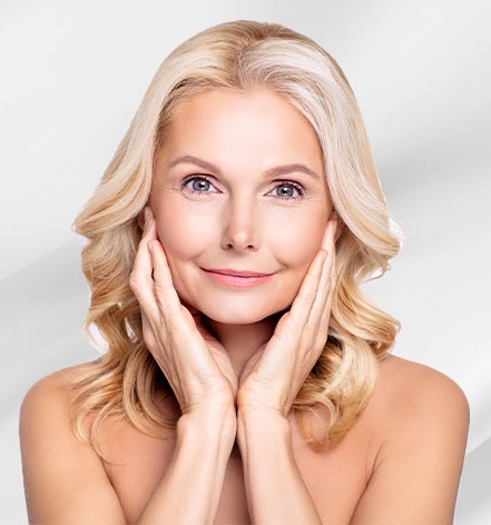 Bella Viságe injector mapping a client's facial muscle movement before treatment